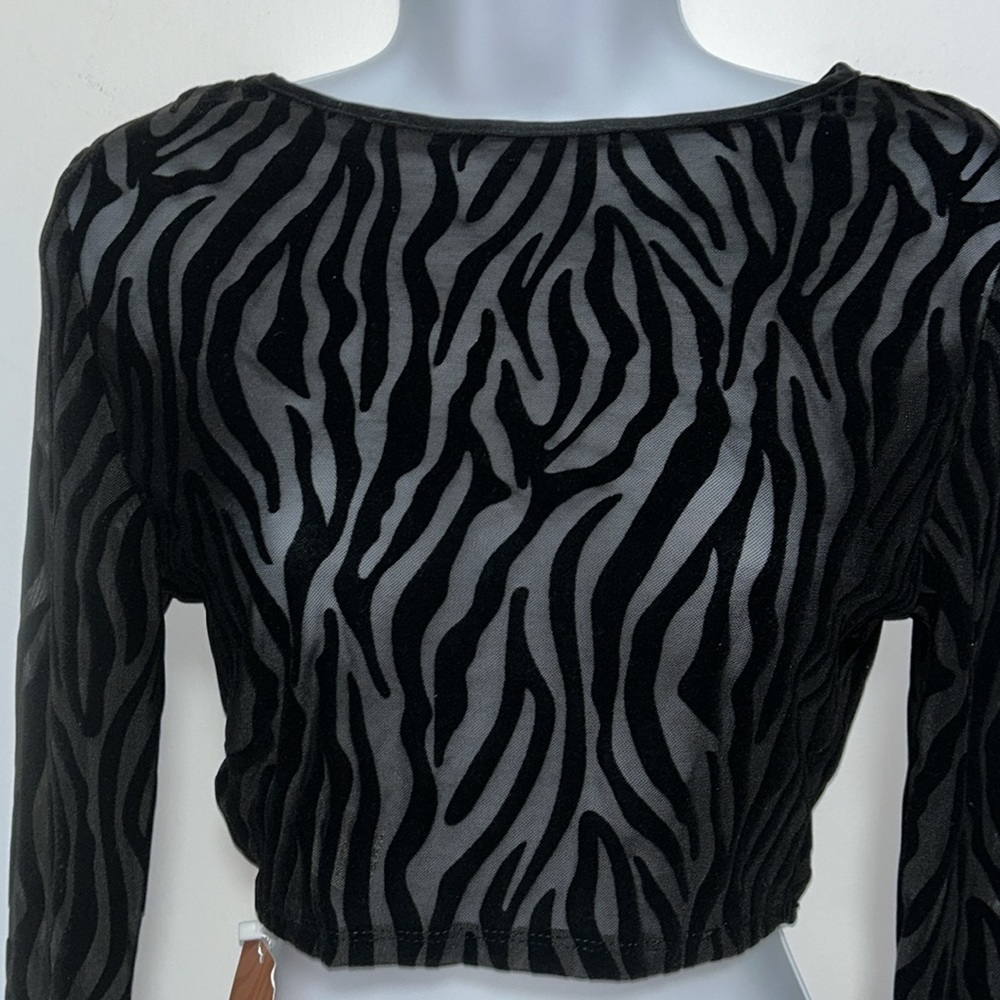 All eyes 👀 on you with this sexy 🫦 Black Zebra Print Long Sleeve Top - Picture 3 of 8